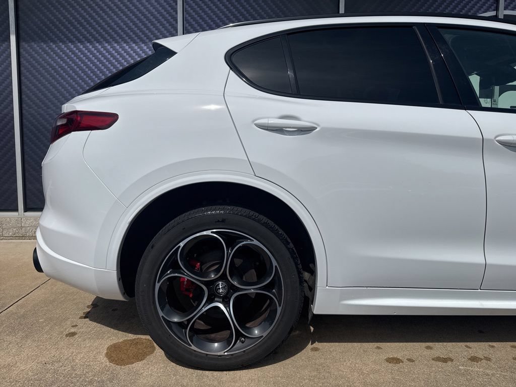 Used 2023 Alfa Romeo Stelvio Veloce AWD/4WD image 5