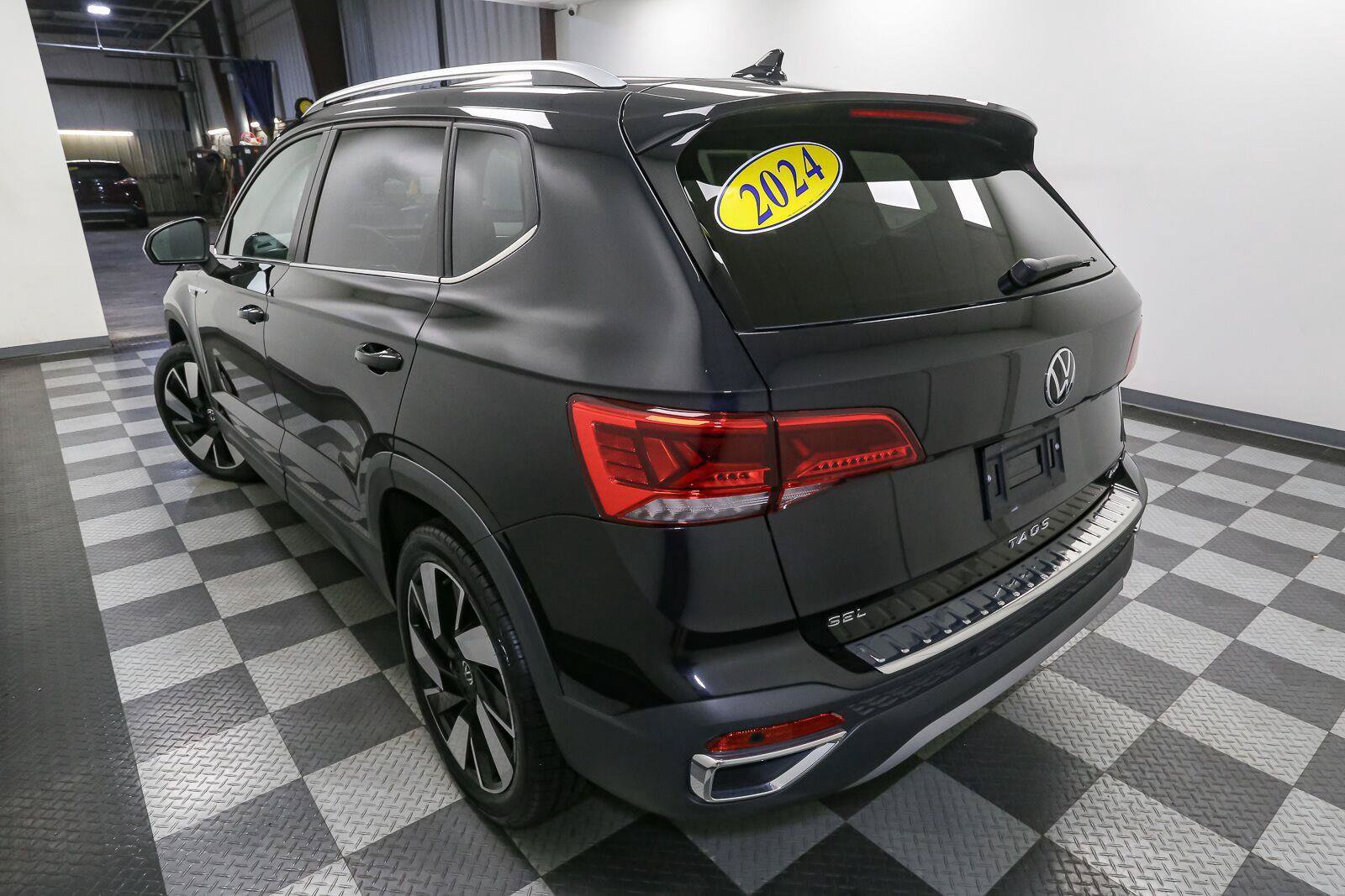 Certified 2024 Volkswagen Taos SEL AWD/4WD image 11