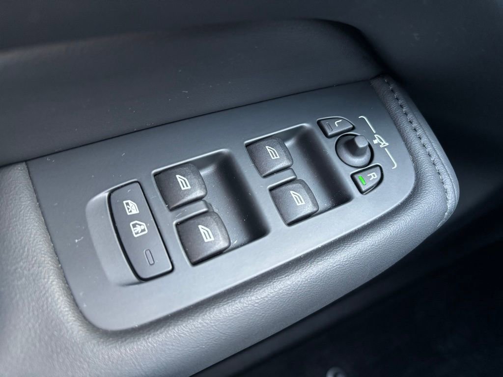 Certified 2023 Volvo XC60 B5 Plus w/ Climate Package image 31