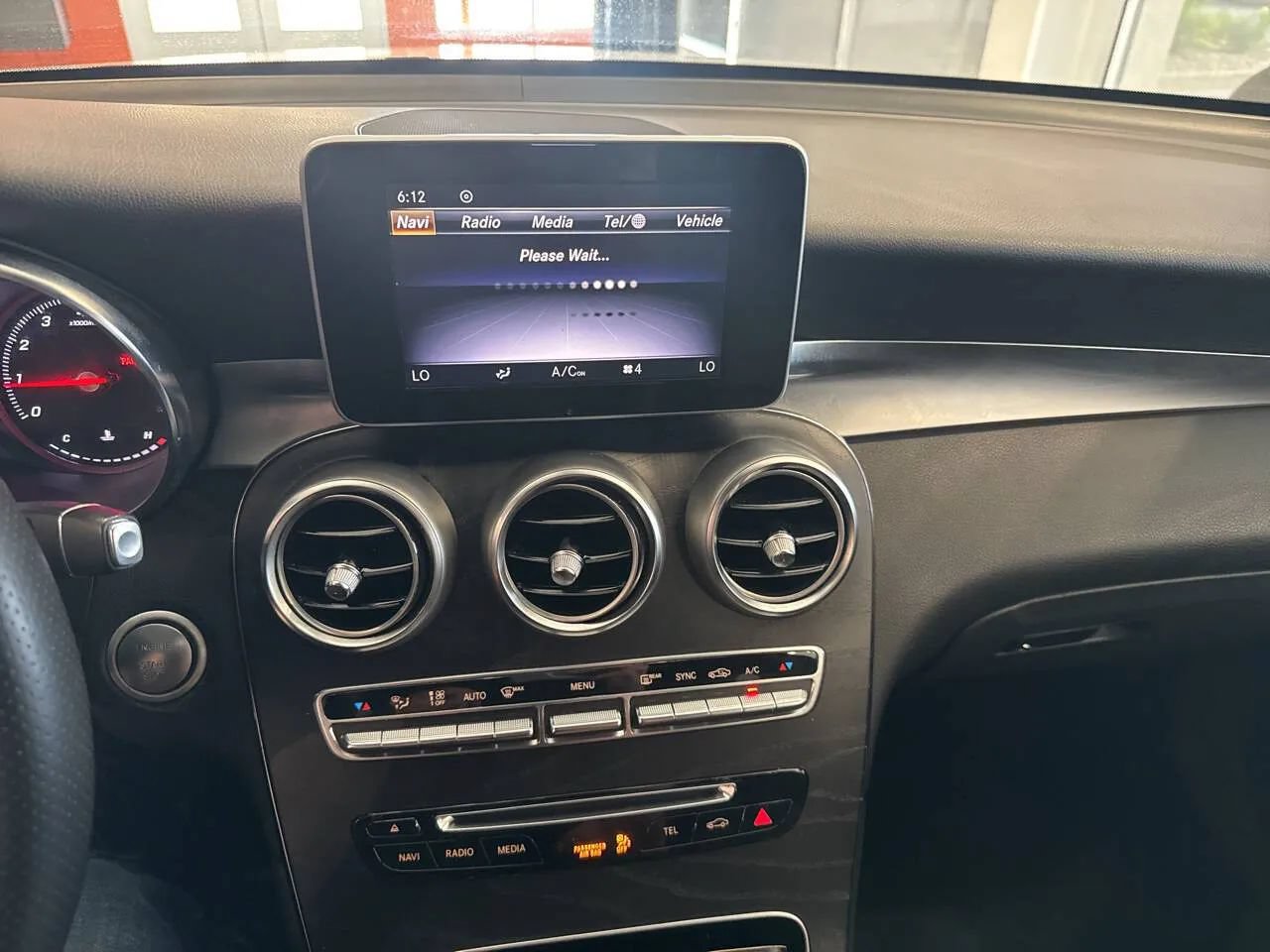 Used 2018 Mercedes-Benz GLC 300 4MATIC w/ Premium Package image 33