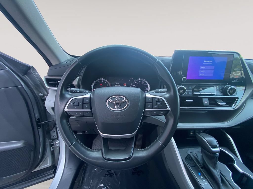 Used 2023 Toyota Highlander LE AWD/4WD image 12
