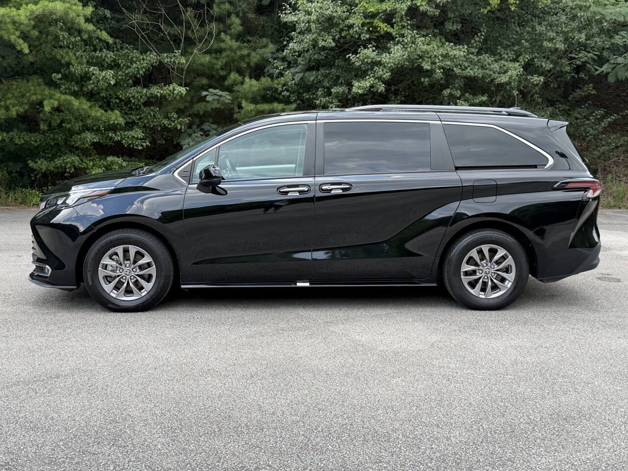 Used 2024 Toyota Sienna XLE FWD image 2