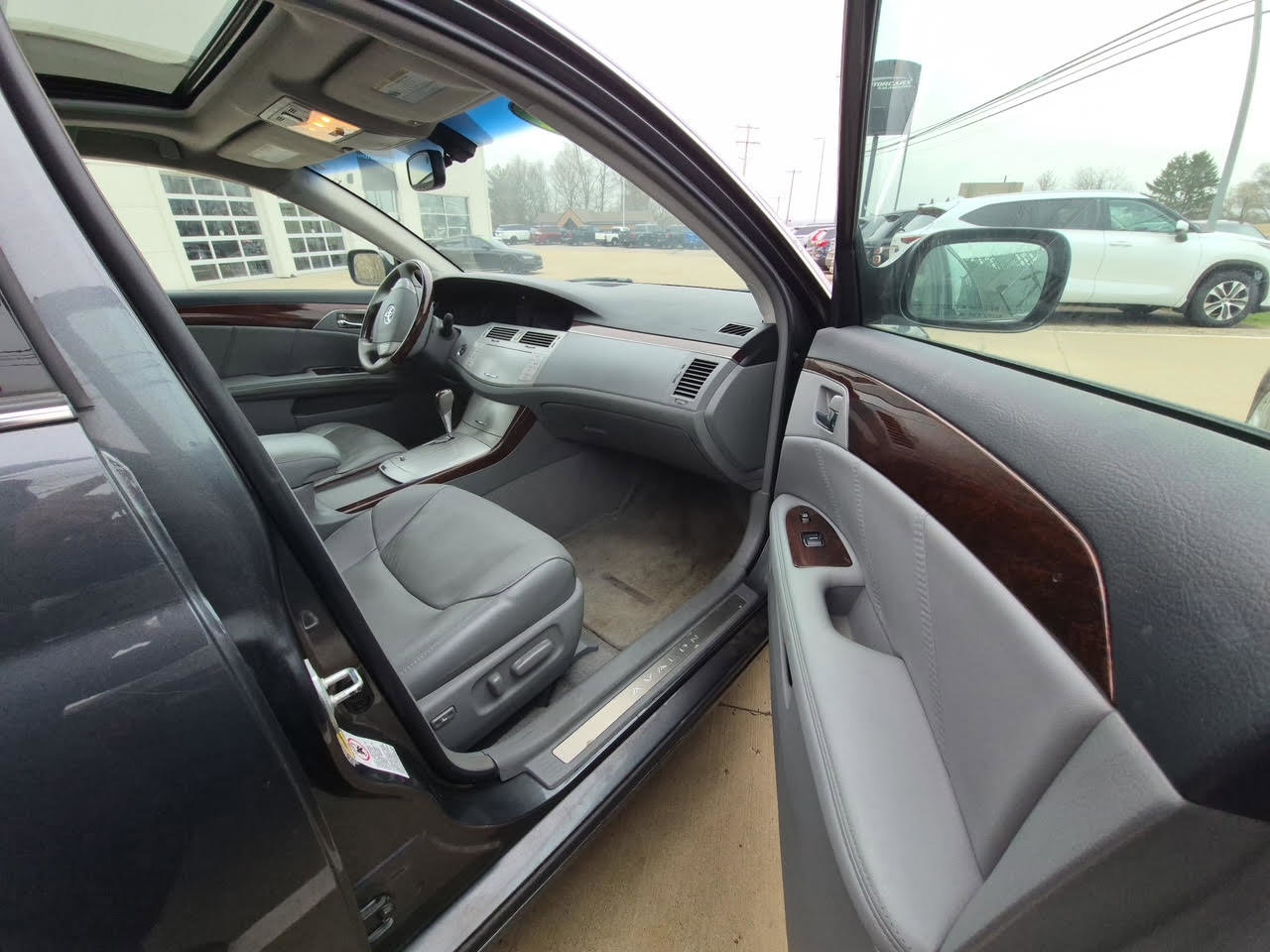Used 2008 Toyota Avalon XLS image 2