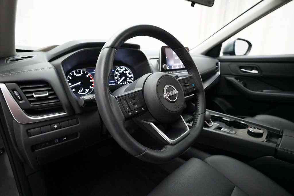 Used 2024 Nissan Rogue SV w/ SV Premium Package image 8