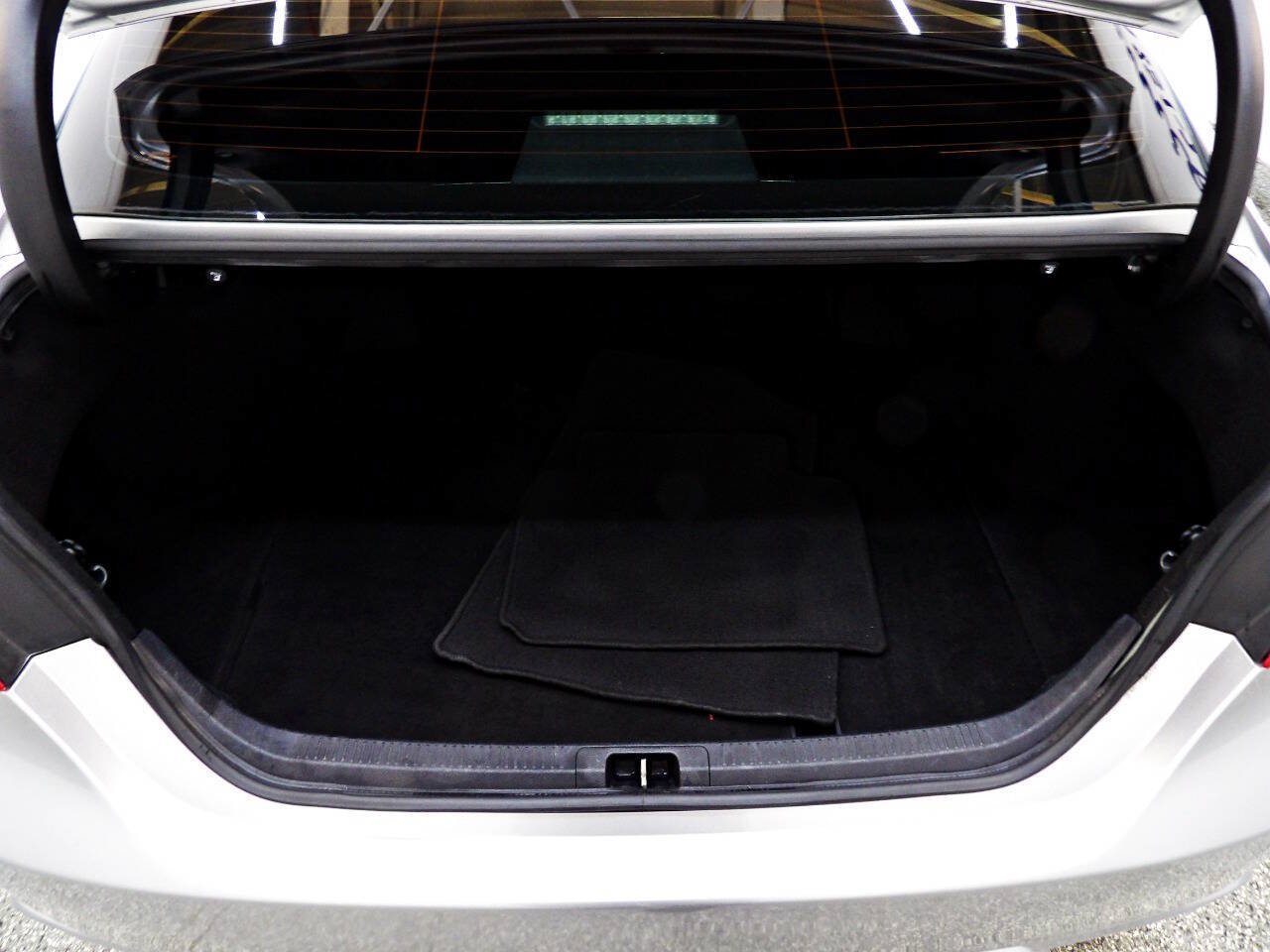 Used 2020 Toyota Camry XSE FWD image 13