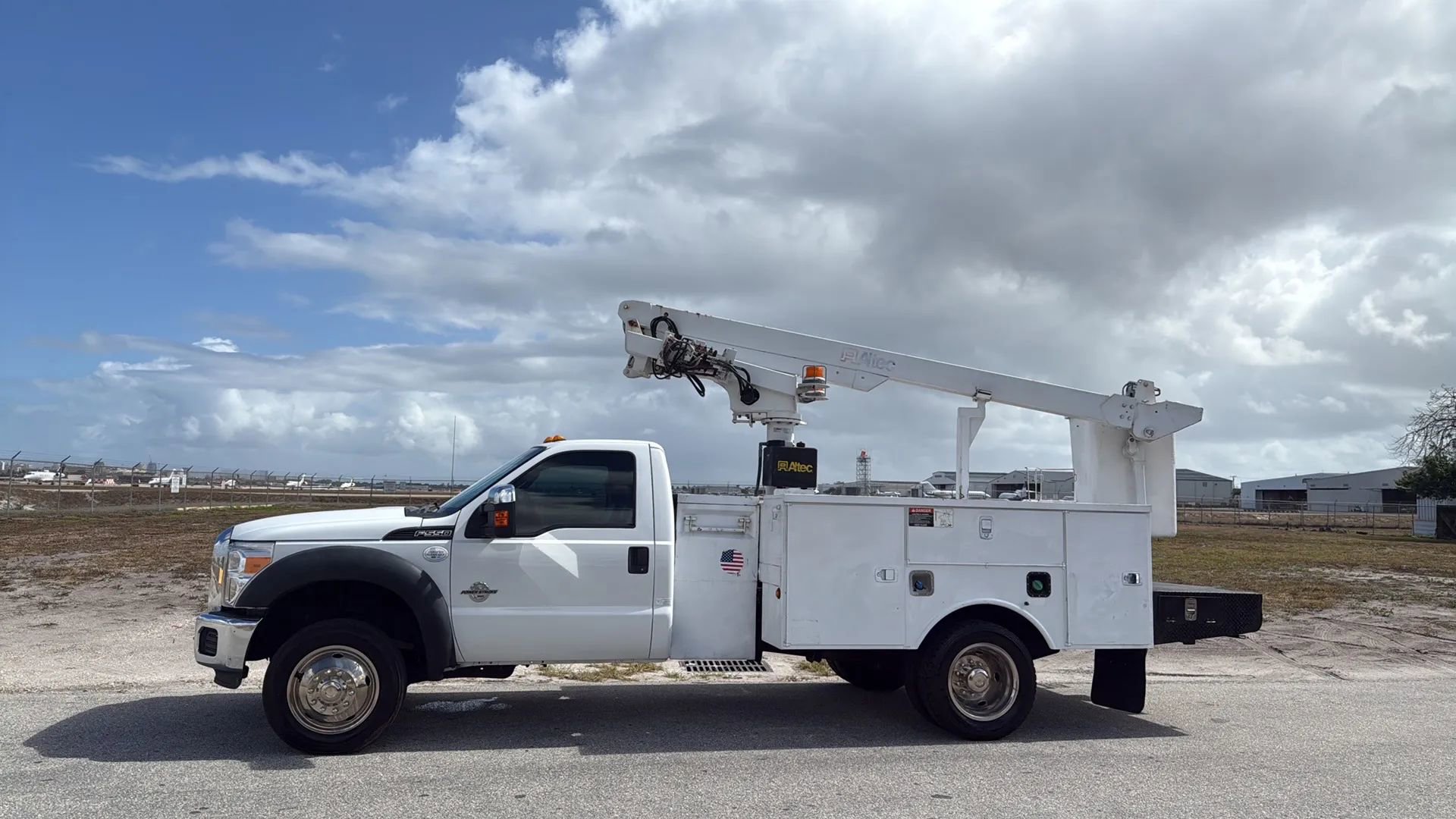 Used 2015 Ford F550 2WD Regular Cab Super Duty image 2