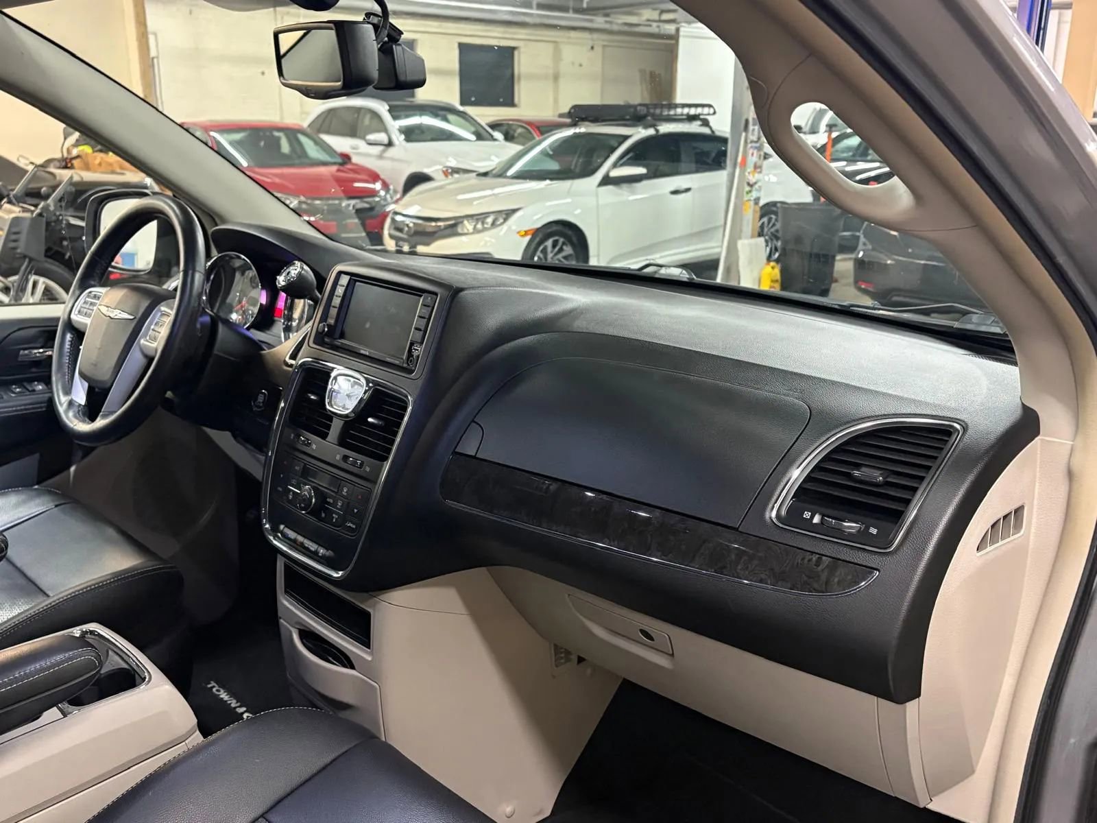 Used 2015 Chrysler Town & Country Touring-L w/ Driver Convenience Group image 23