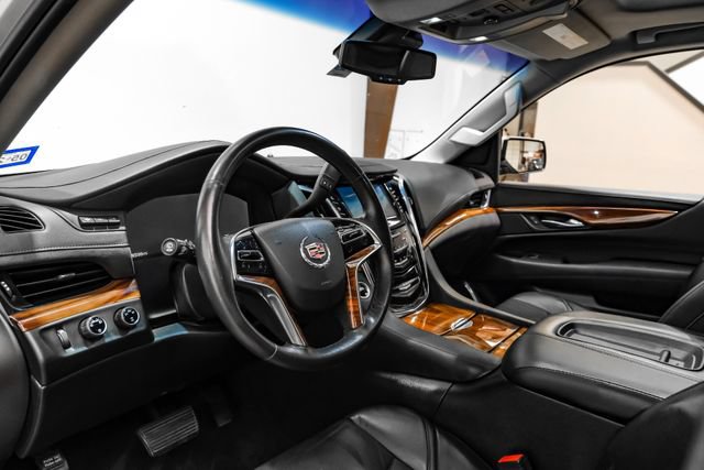 Used 2015 Cadillac Escalade Luxury AWD/4WD image 3