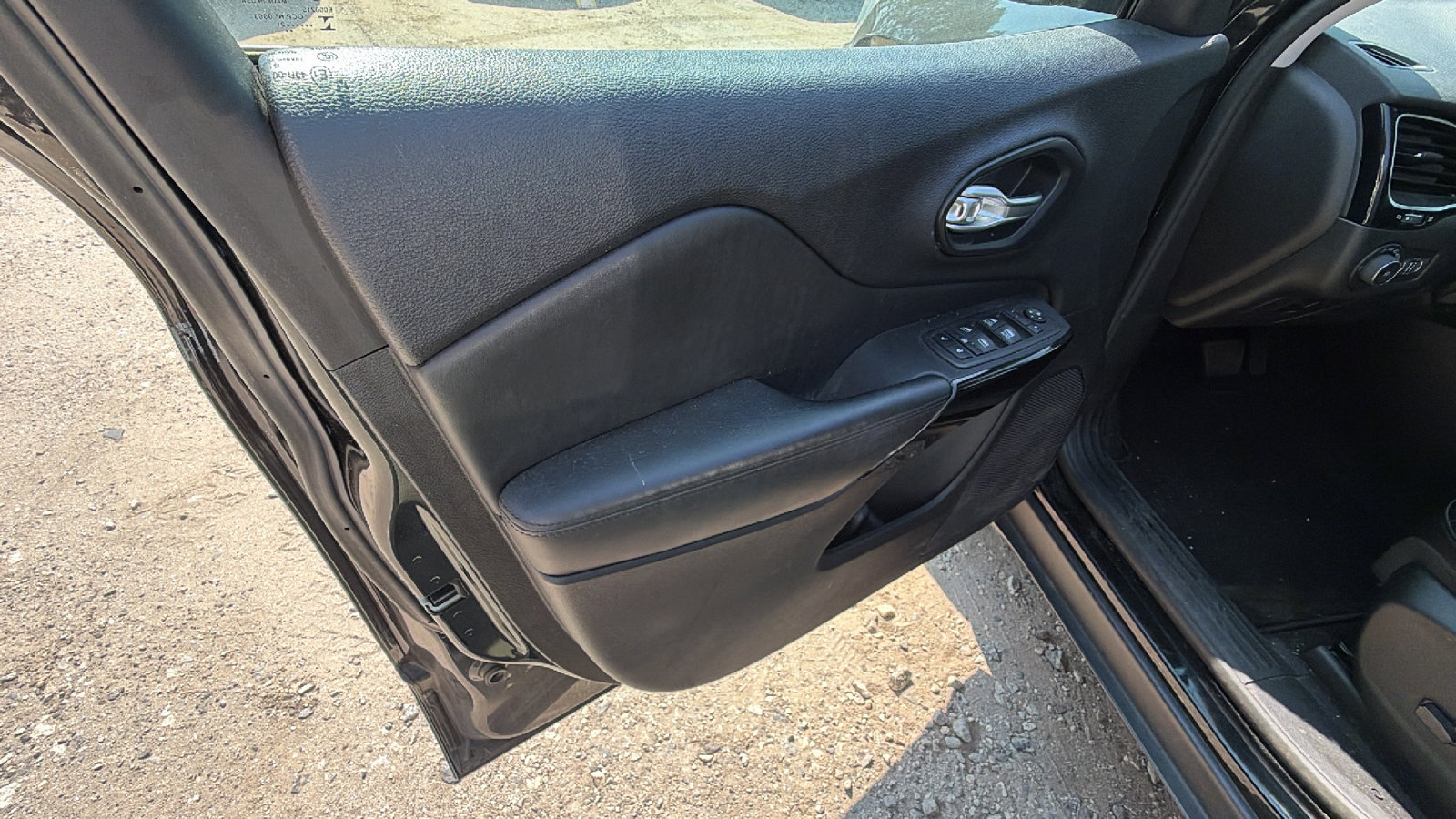 Used 2021 Jeep Cherokee Latitude Plus FWD image 13