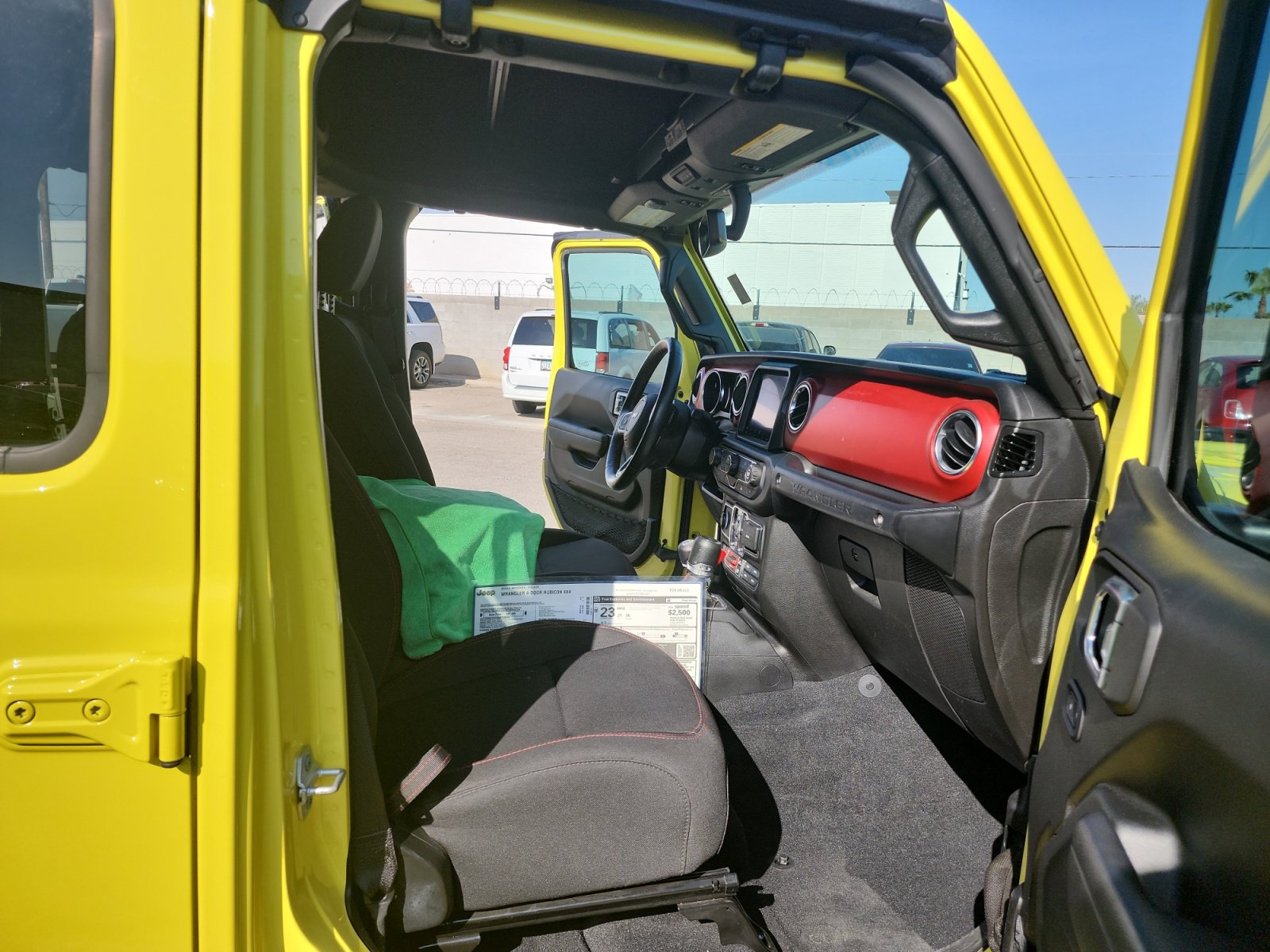 Used 2023 Jeep Wrangler Unlimited Rubicon w/ Cold Weather Group AWD/4WD image 27