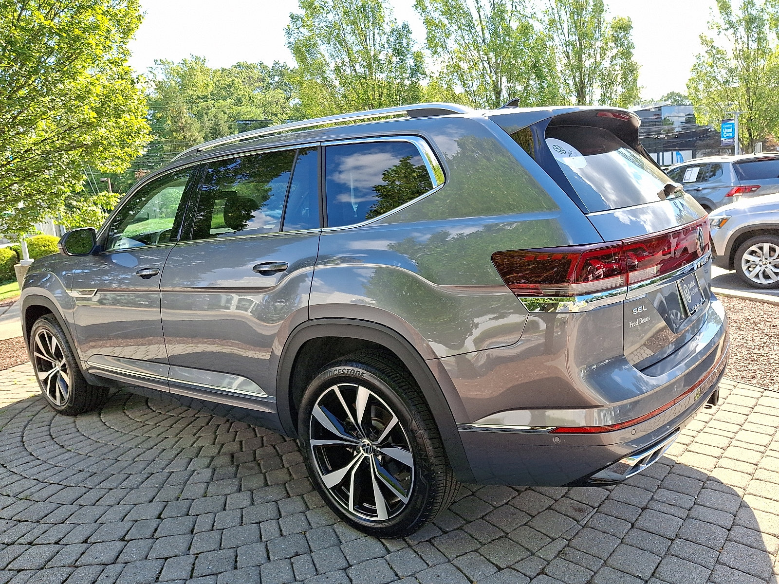 Certified 2025 Volkswagen Atlas SEL Premium R-Line image 4