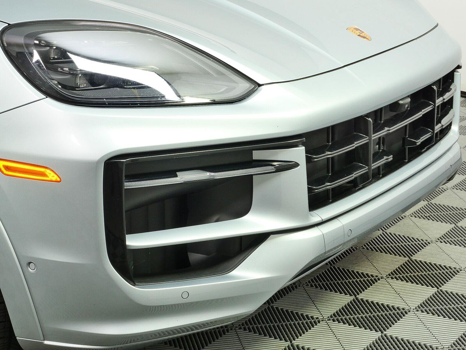 Certified 2025 Porsche Cayenne GTS AWD/4WD image 36