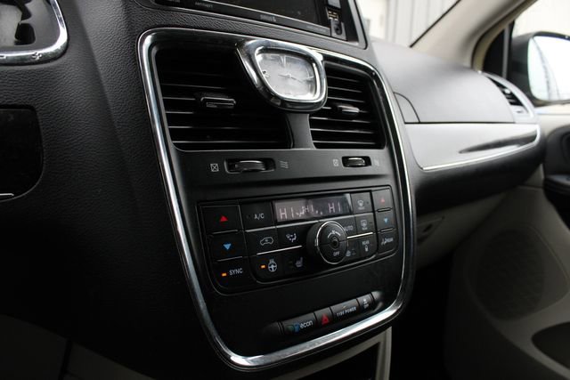 Used 2014 Chrysler Town & Country Touring-L w/ Driver Convenience Group image 13