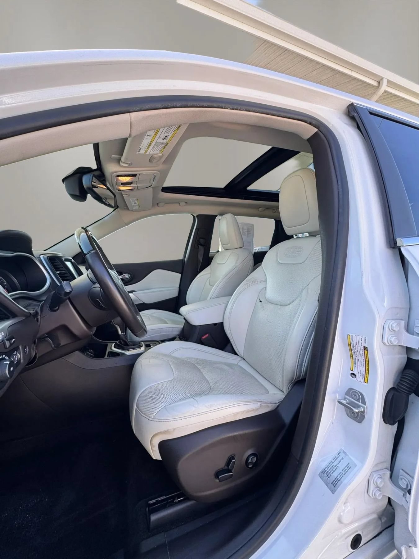 Used 2016 Jeep Cherokee Overland FWD image 12
