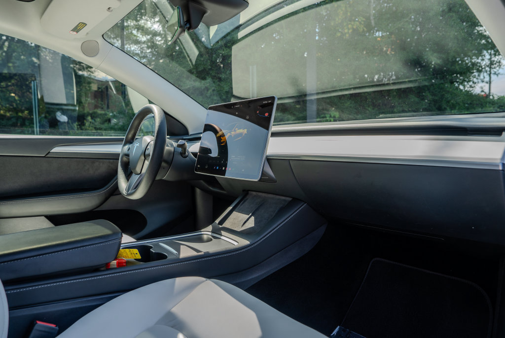 Used 2024 Tesla Model Y Long Range AWD/4WD image 21
