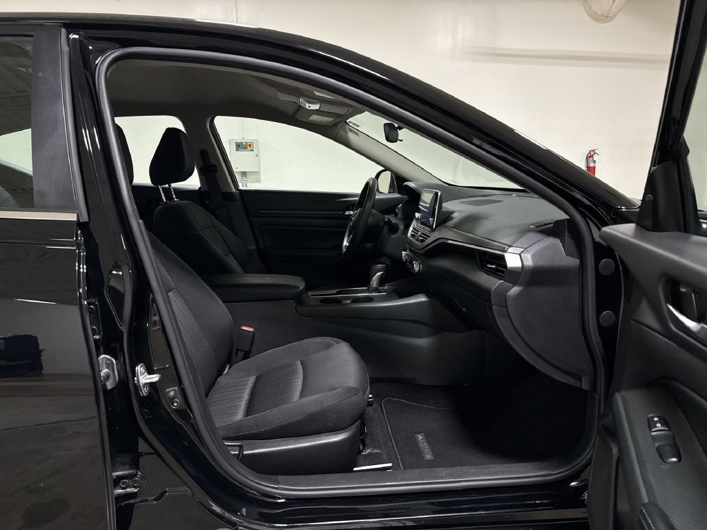 Used 2025 Nissan Altima 2.5 SV FWD image 21