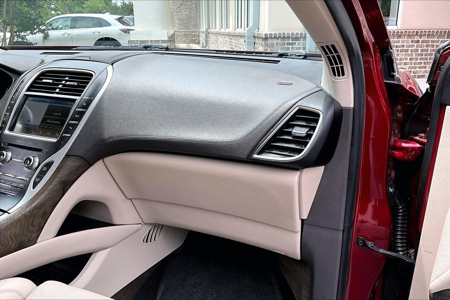 Used 2018 Lincoln MKX Reserve w/ Driver Assistance Package FWD image 19