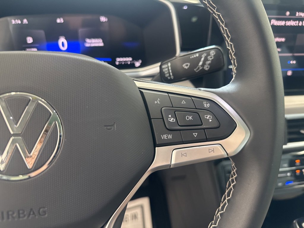 Certified 2025 Volkswagen Taos SE image 18
