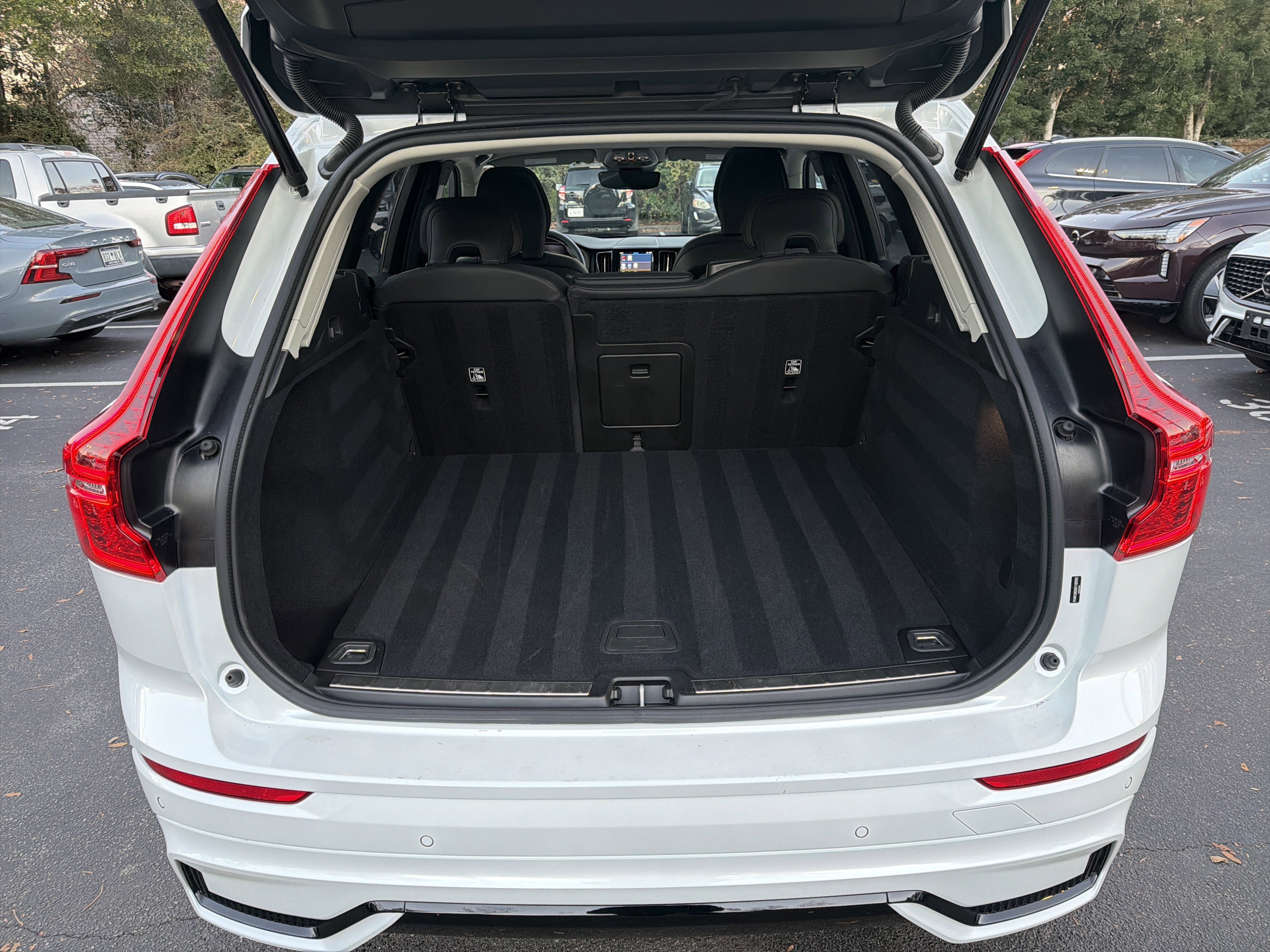 Certified 2025 Volvo XC60 B5 Plus image 34