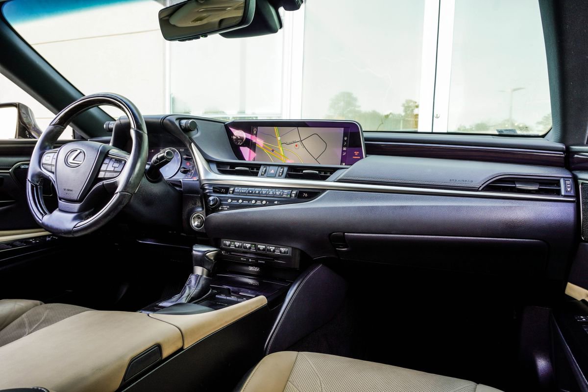 Used 2020 Lexus ES 350 Ultra Luxury w/ Accessory Package 2 image 18