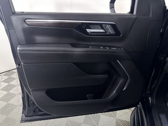 Used 2025 Chevrolet Suburban LT AWD/4WD image 23