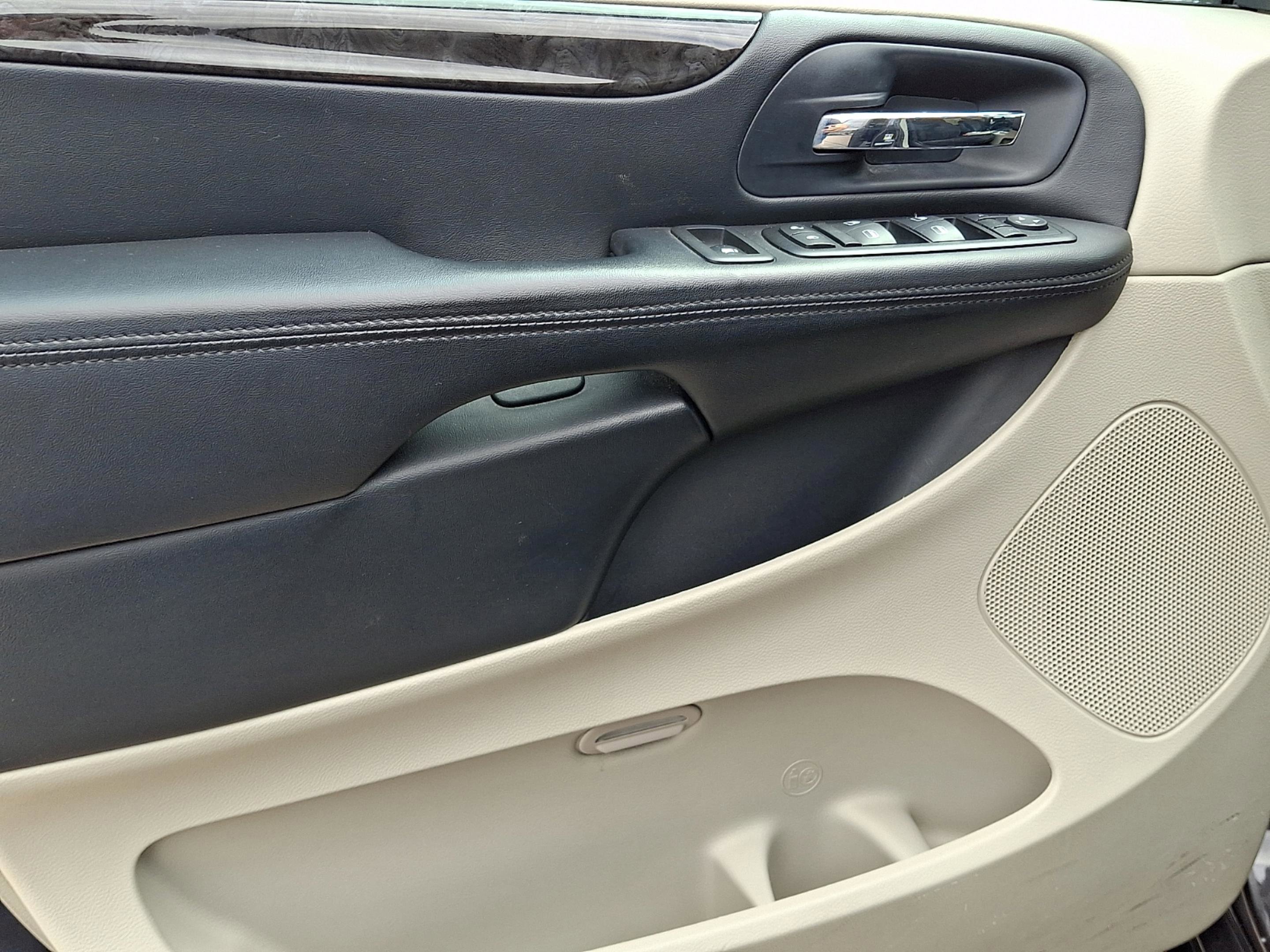 Used 2015 Dodge Grand Caravan SXT w/ UConnect Hands-Free Group image 13