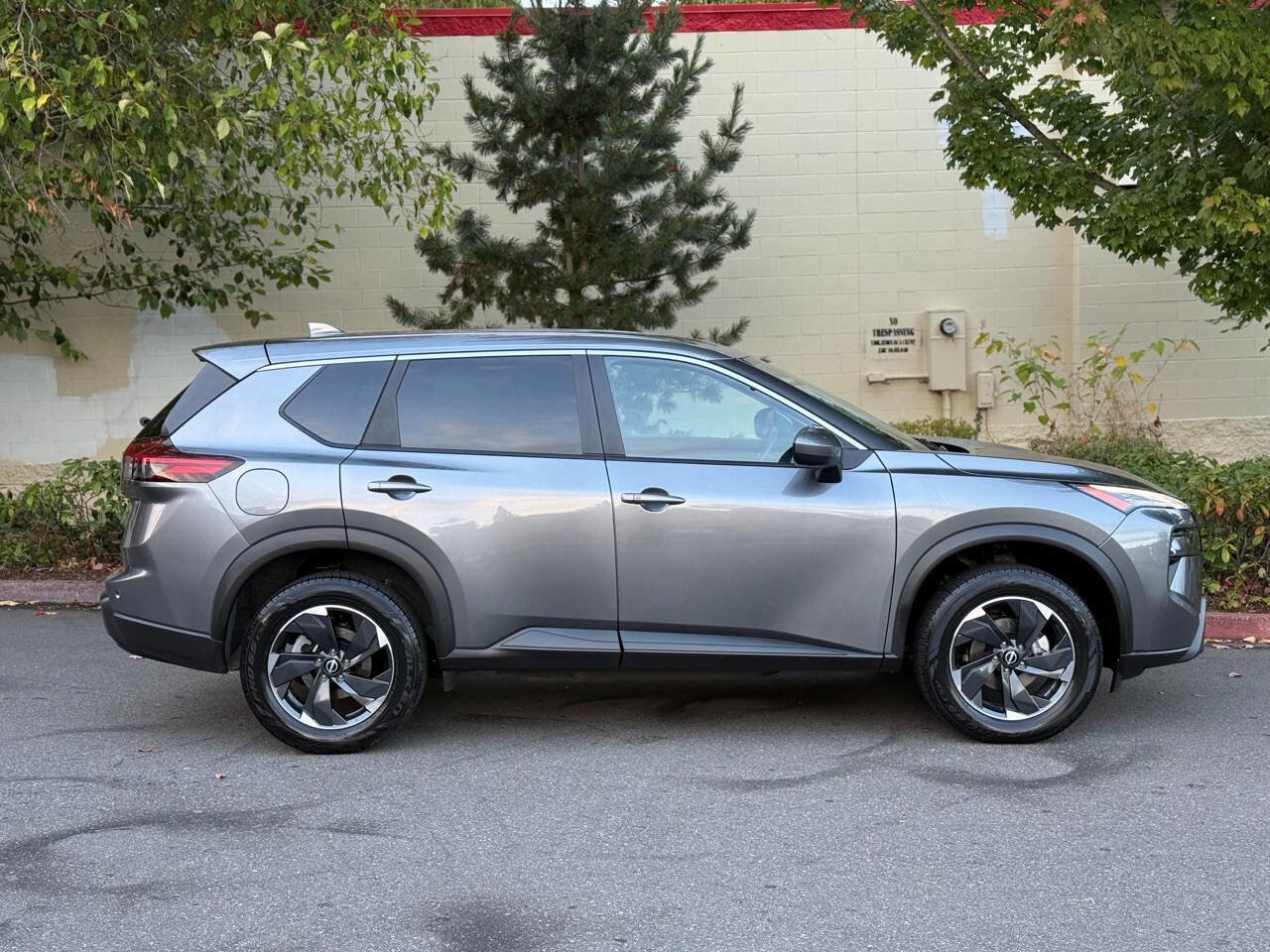 Used 2024 Nissan Rogue SV image 4