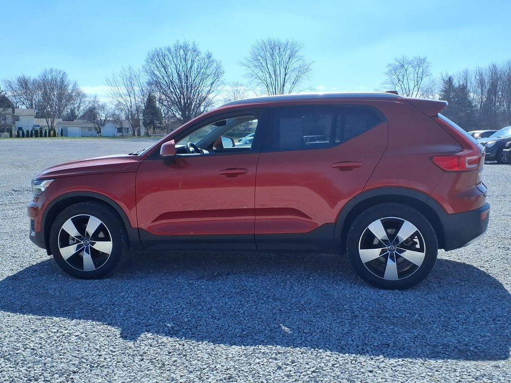 Used 2019 Volvo XC40 T4 Momentum image 4