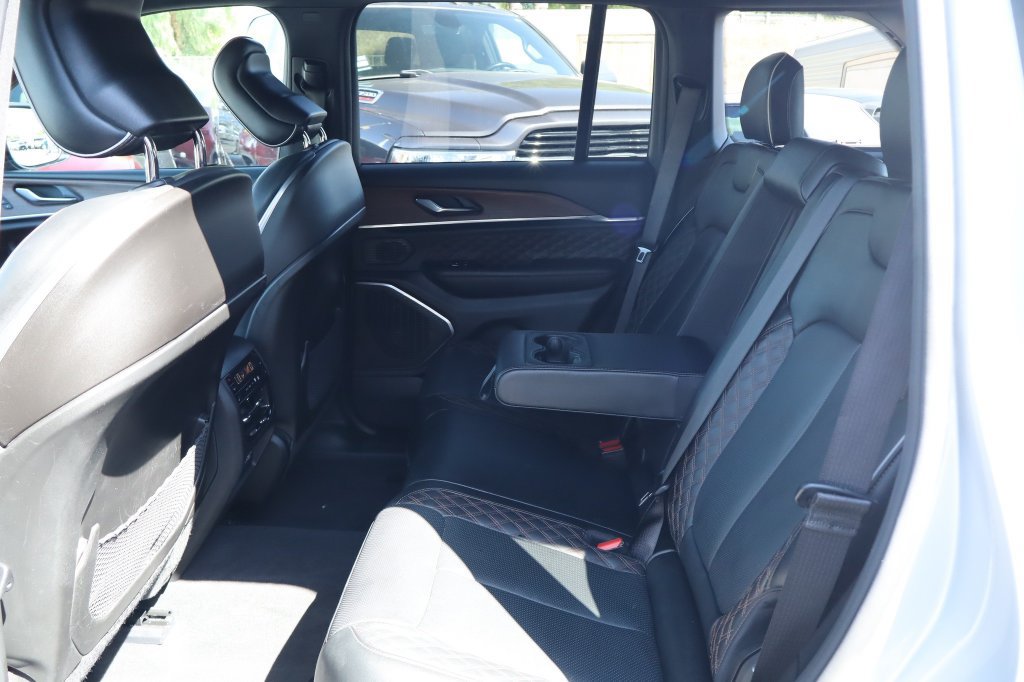 Used 2025 Jeep Grand Cherokee Summit w/ Obsidian Package AWD/4WD image 28