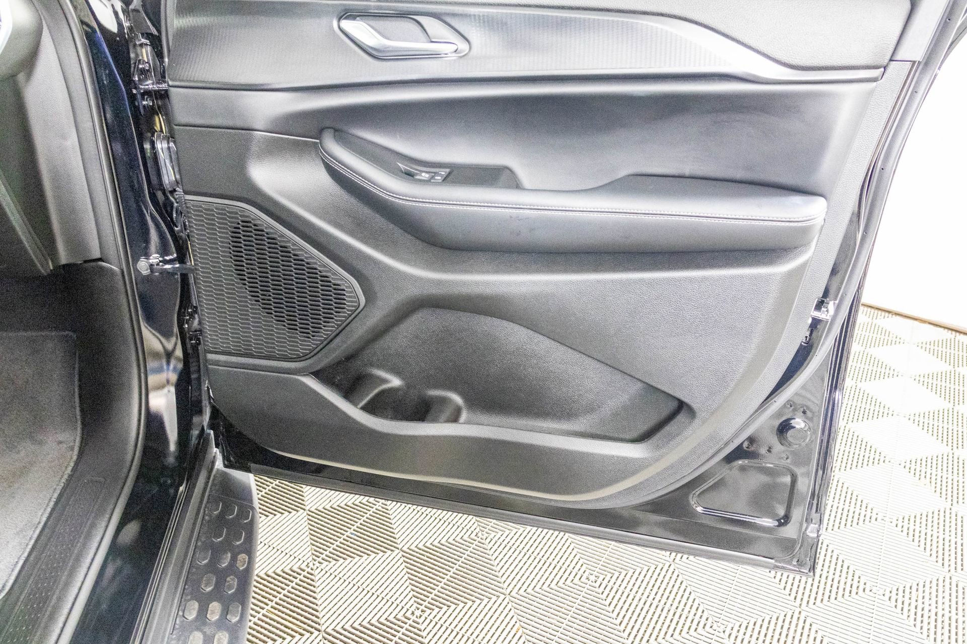 Used 2025 Jeep Grand Cherokee Altitude image 40