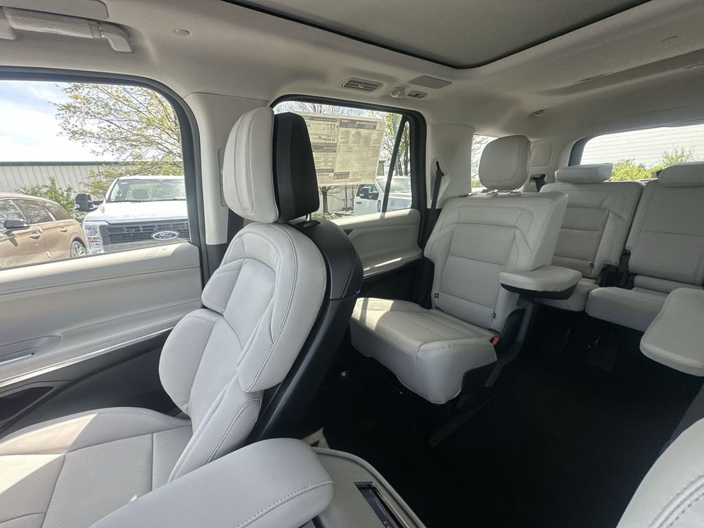 New 2026 Lincoln Navigator Reserve w/ Jet Appearance Package AWD/4WD image 12