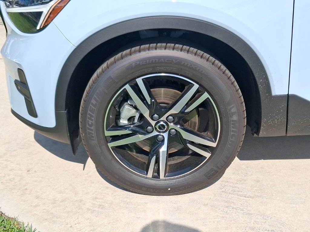 New 2026 Volvo XC40 B4 Core w/ Climate Package FWD image 3