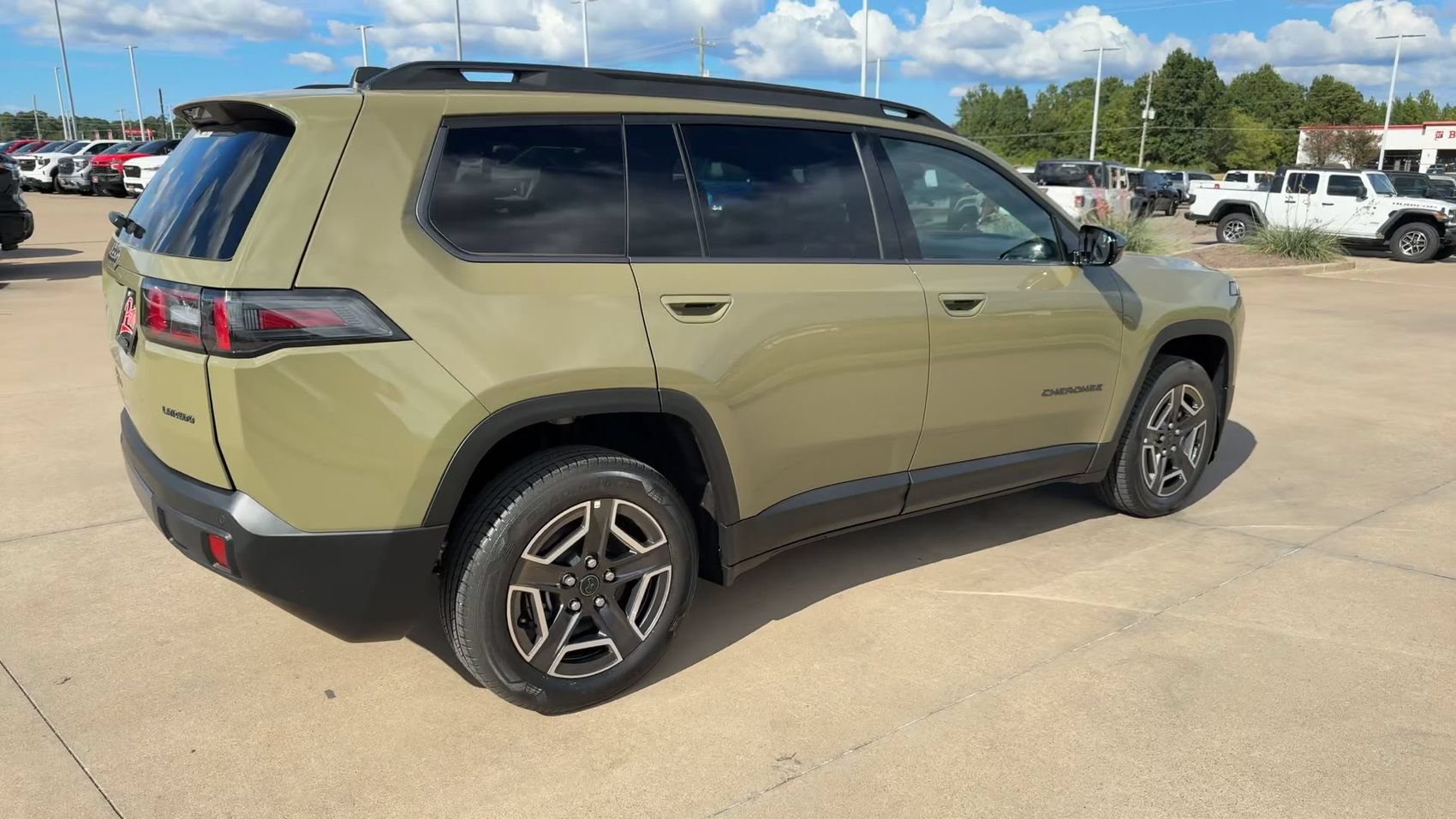 Used 2026 Jeep Cherokee Laredo AWD/4WD image 9