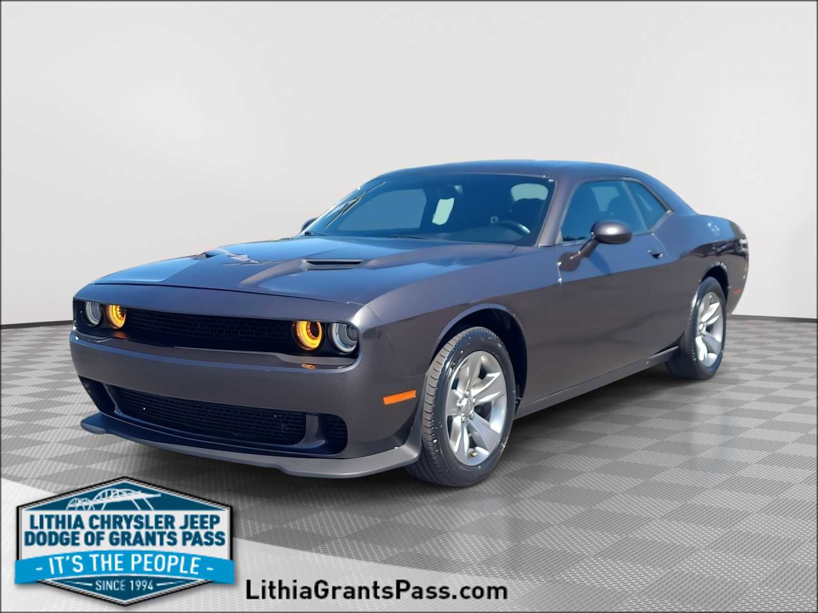 Used 2016 Dodge Challenger SXT image 1
