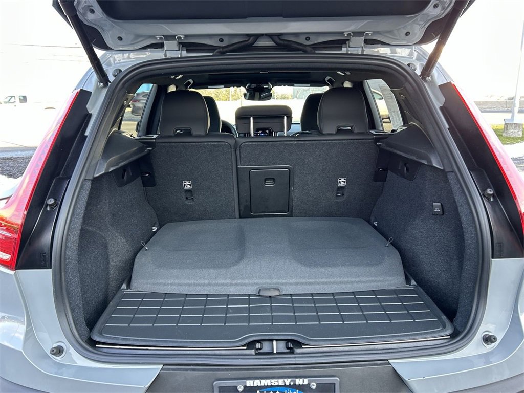 Used 2024 Volvo XC40 B5 Plus image 27