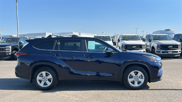Used 2024 Toyota Highlander LE AWD/4WD image 2