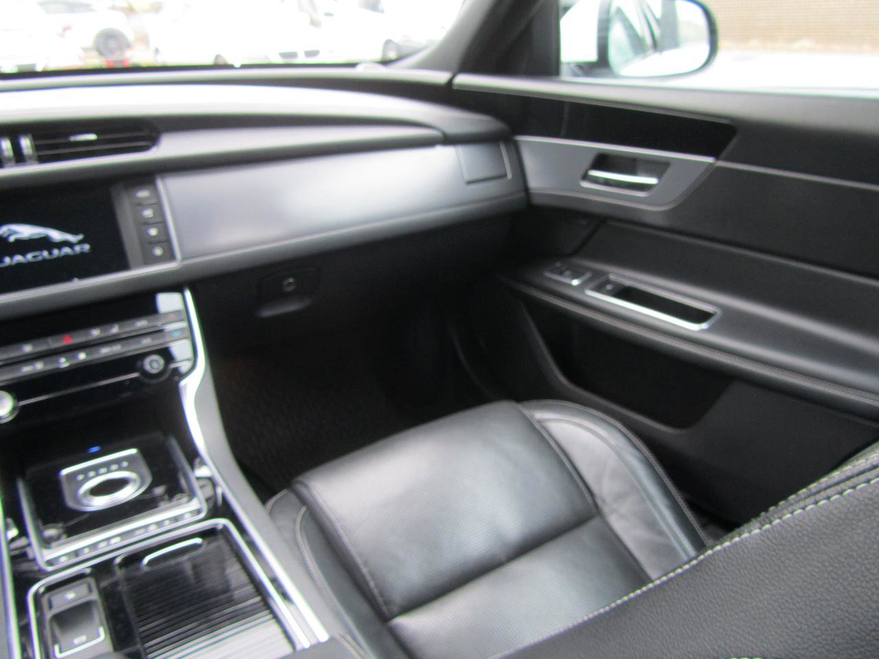 Used 2016 Jaguar XF R-Sport image 14