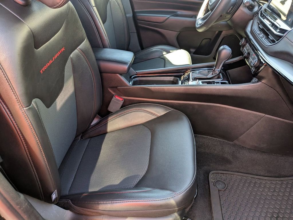 Used 2025 Jeep Compass Trailhawk AWD/4WD image 32