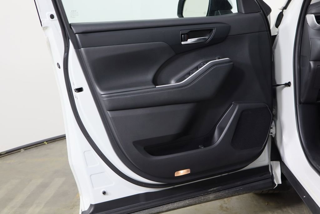 Used 2021 Toyota Highlander XLE image 18