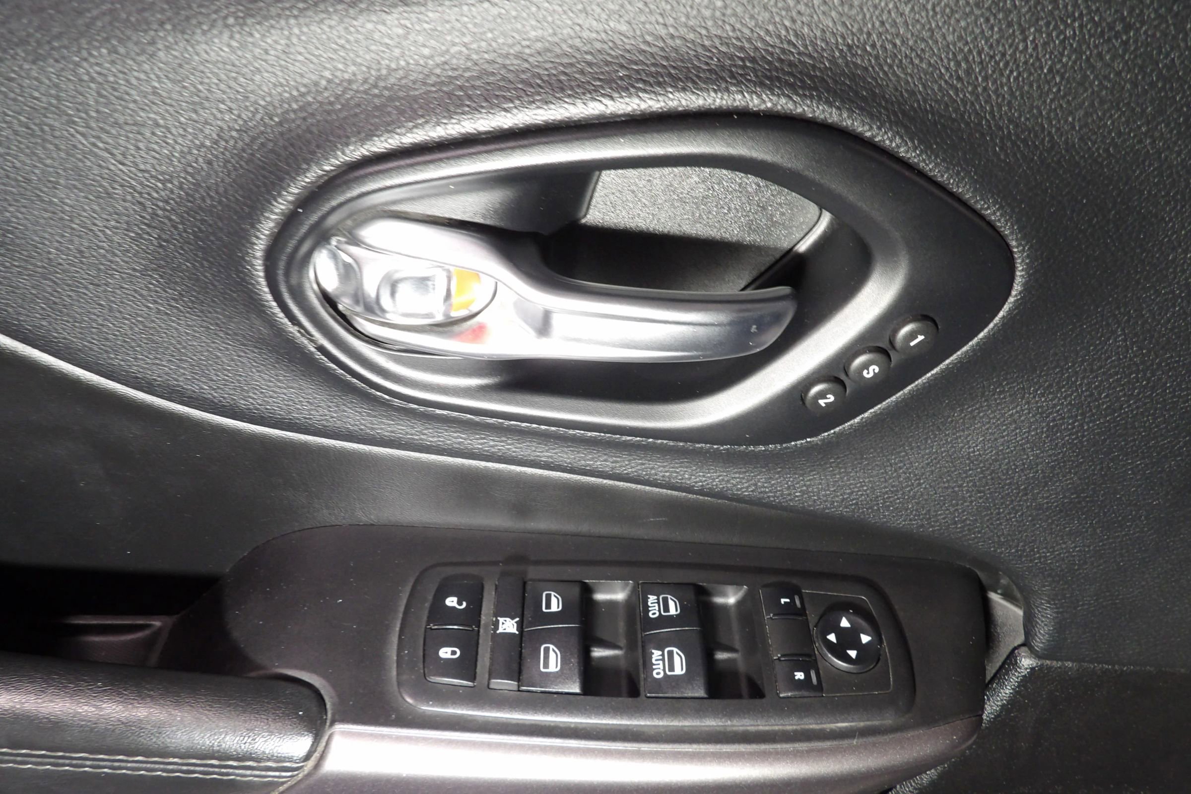 Used 2019 Jeep Cherokee Limited image 8