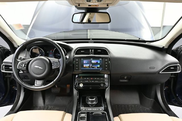 Used 2018 Jaguar XE Premium AWD/4WD image 21