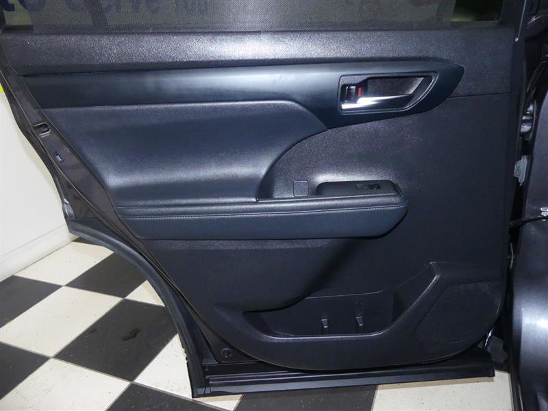 Used 2021 Toyota Highlander XLE image 28