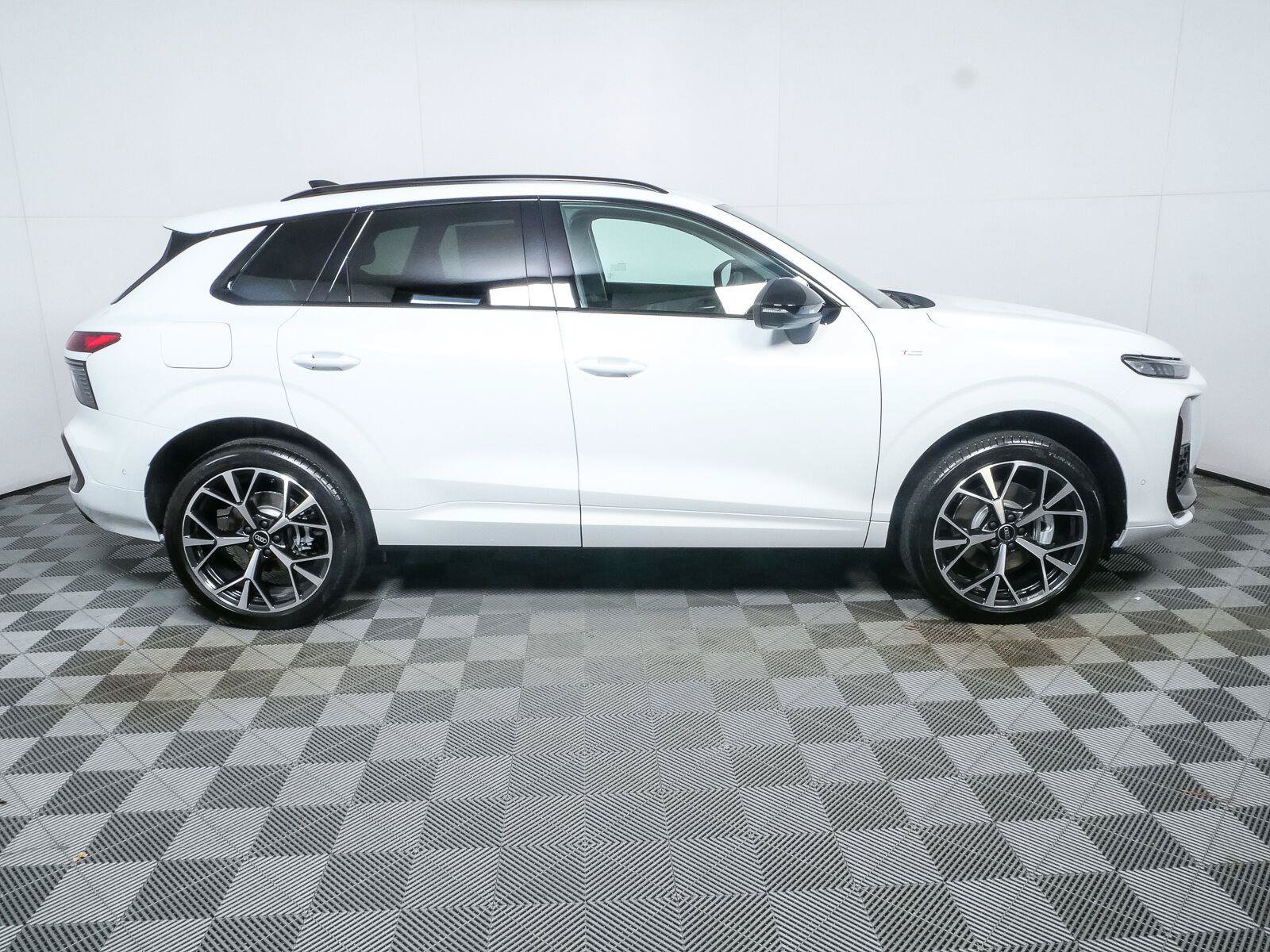 New 2026 Audi Q3 quattro 2.0T AWD/4WD image 2