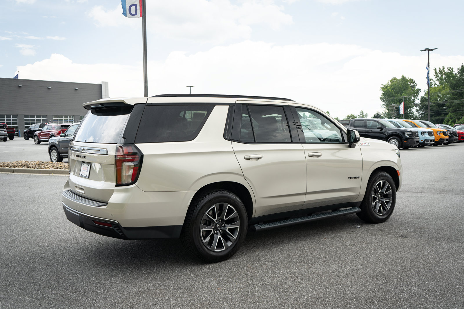 Used 2021 Chevrolet Tahoe Z71 w/ Z71 Off-Road Package AWD/4WD image 10