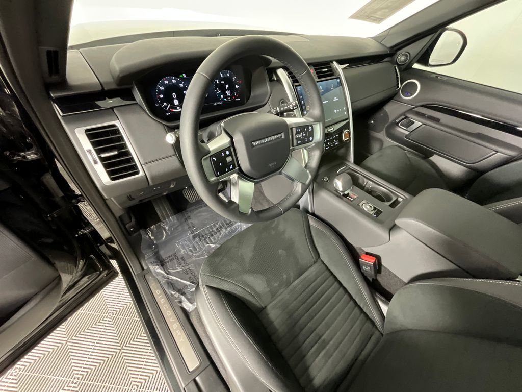 Certified 2025 Land Rover Discovery S image 15