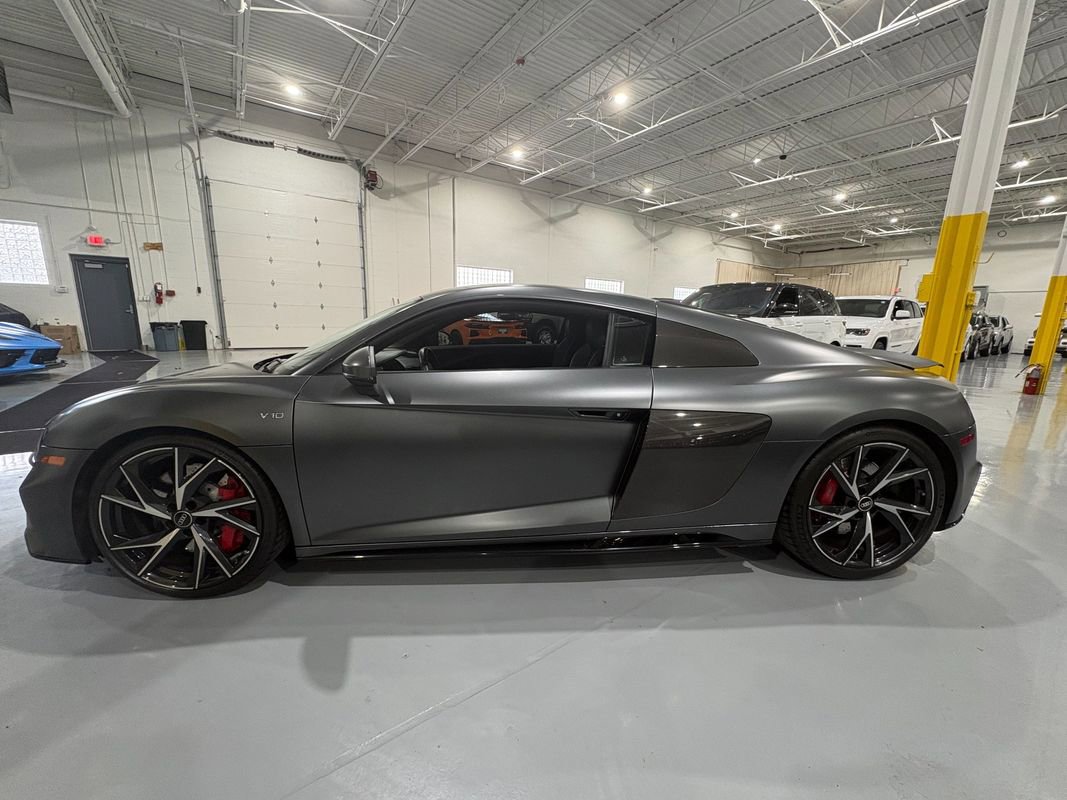 Used 2021 Audi R8 V10 w/ Premium Package image 4