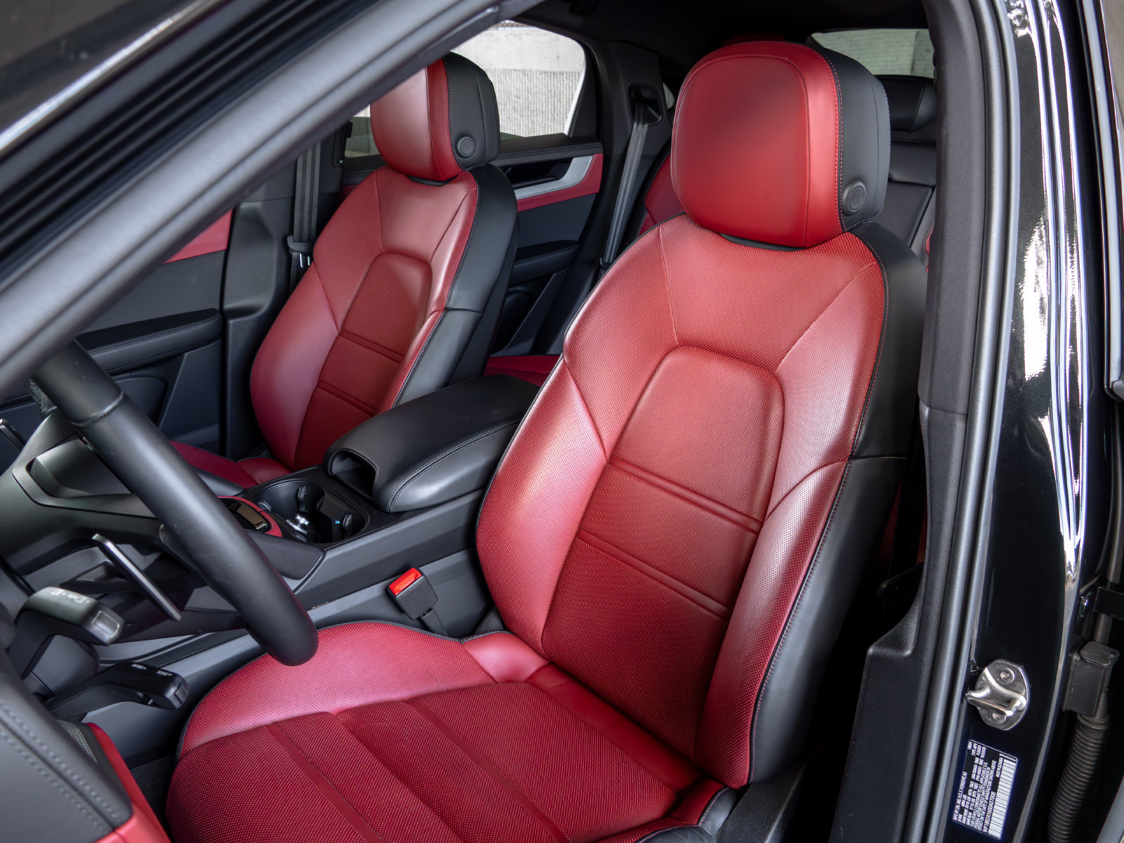 Certified 2025 Porsche Cayenne E-Hybrid Coupe w/ Premium Package Plus AWD/4WD image 5