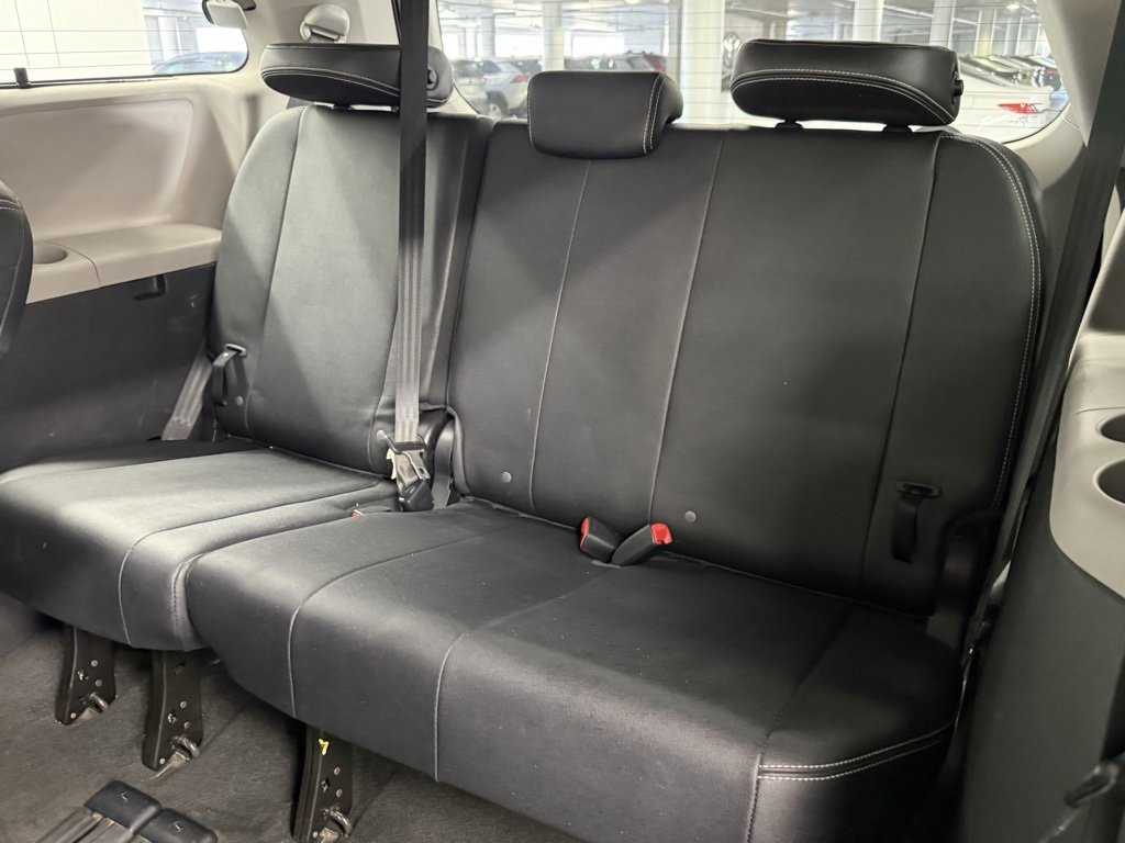 Used 2015 Toyota Sienna SE Premium image 34