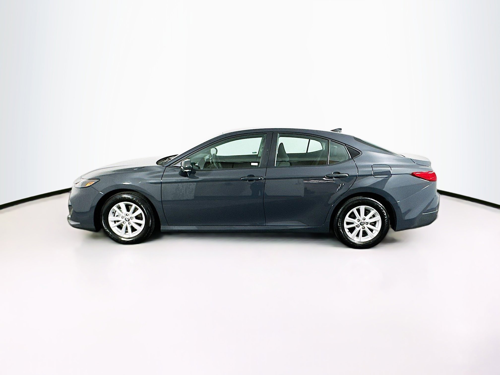 Used 2025 Toyota Camry LE image 4