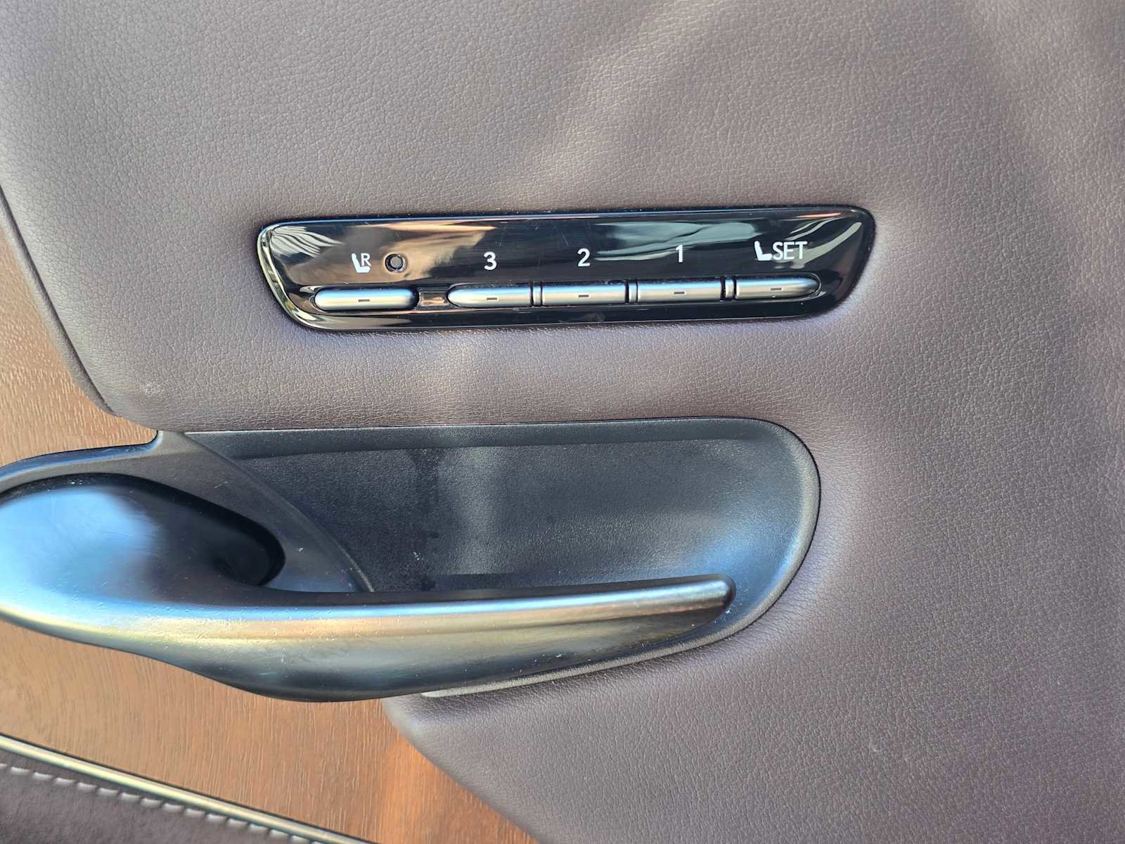 Used 2018 Lexus LS 500 w/ Accessory Package (Z2) image 30